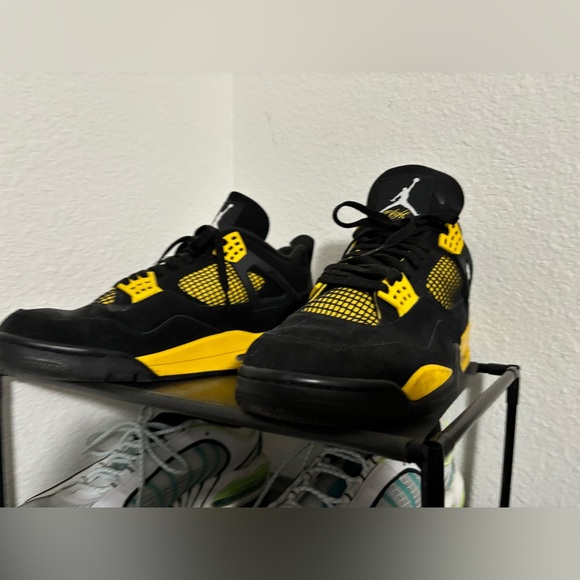 Air Jordan 4 Retro ‘Thunder’ 2023 - Picture 1 of 2